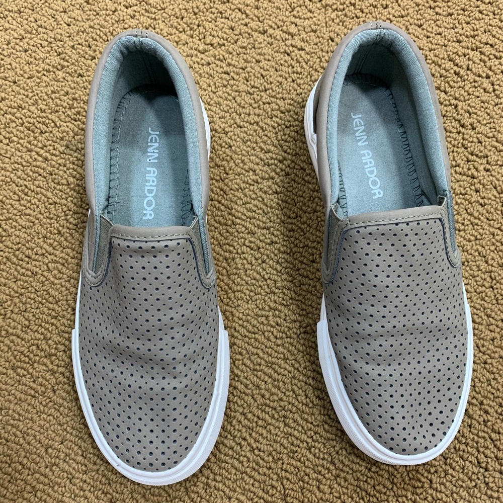 Olive Slip on sneakers - size 7
